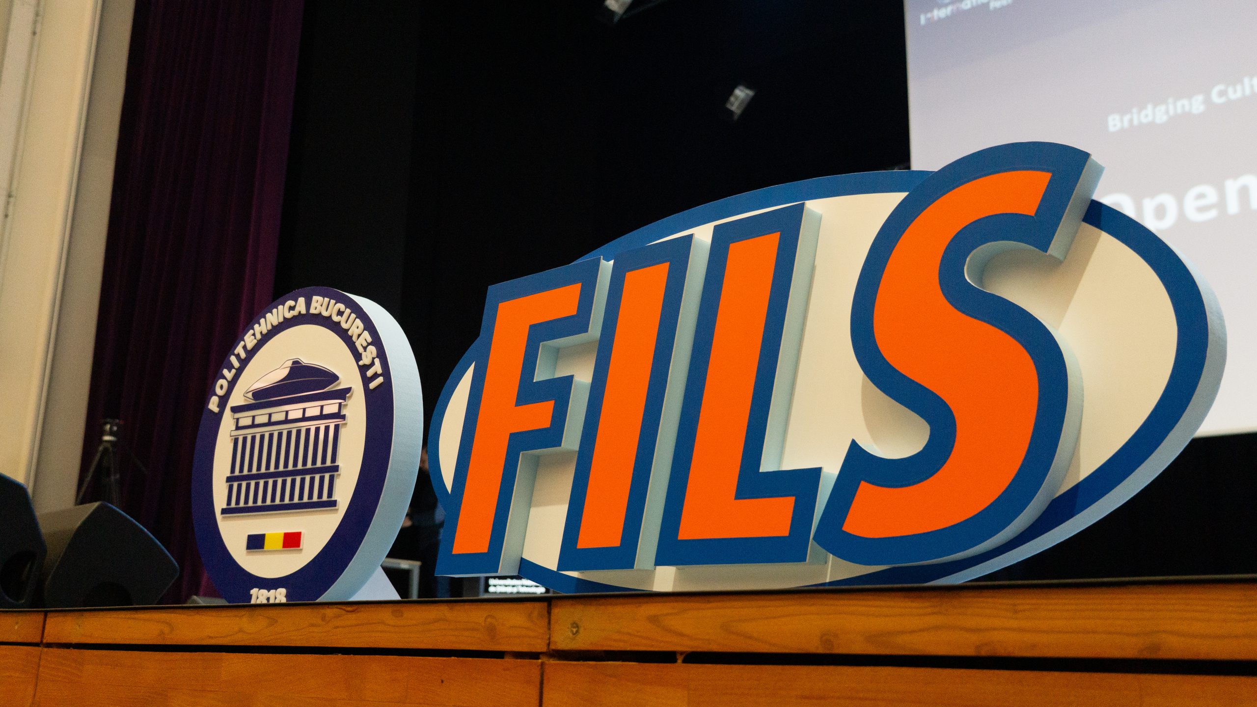 Logo-ul Universității Politehnica București, lângă logo-ul Facultății de Inginerie Limbi Străine