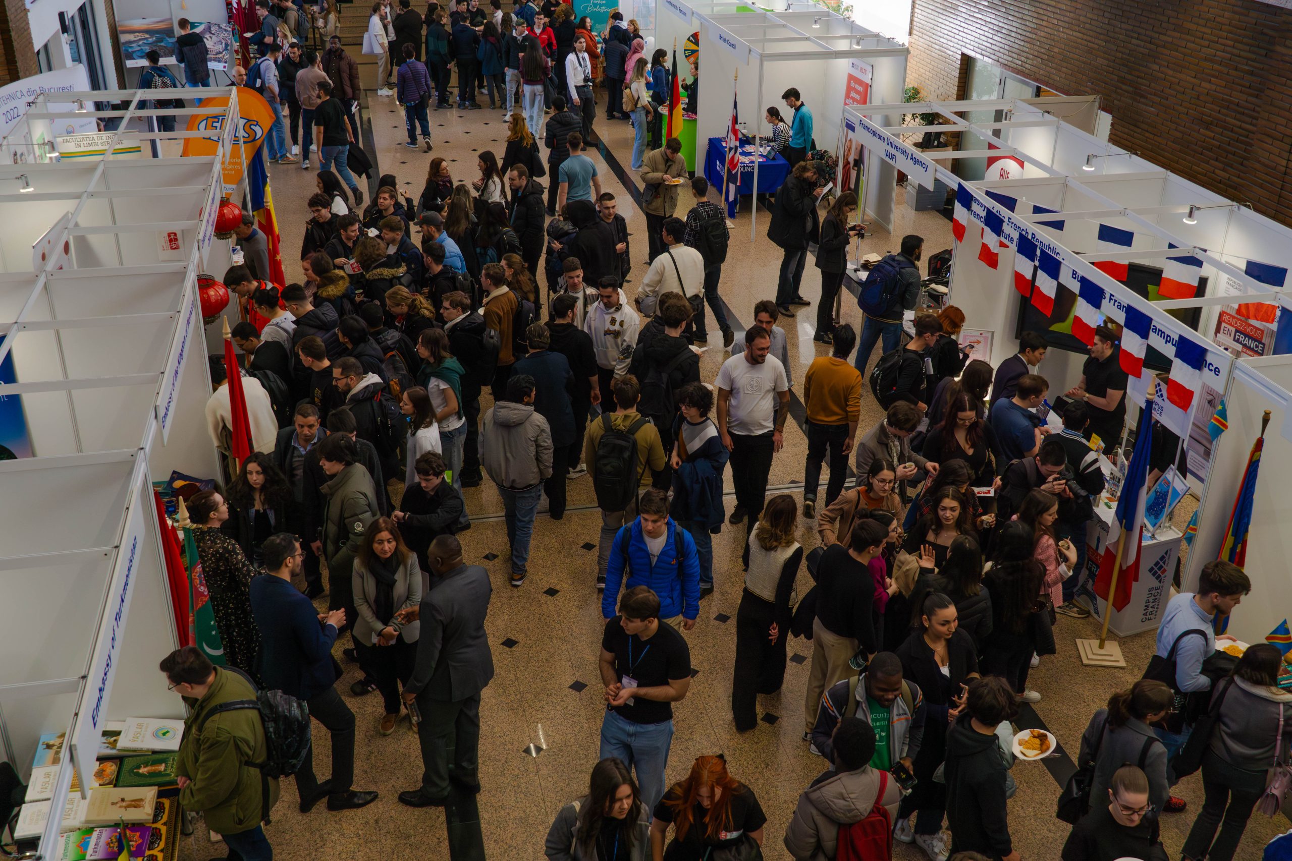 Elevi și studenți la standurile din Poli International Fest București