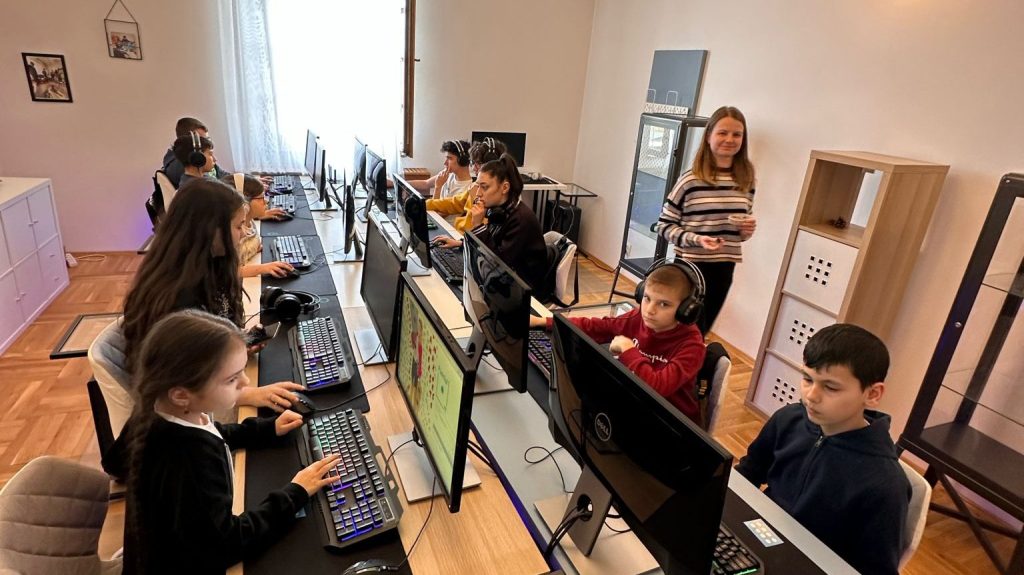 Grup de copii și profesoară într-o sală de curs din seria foto București