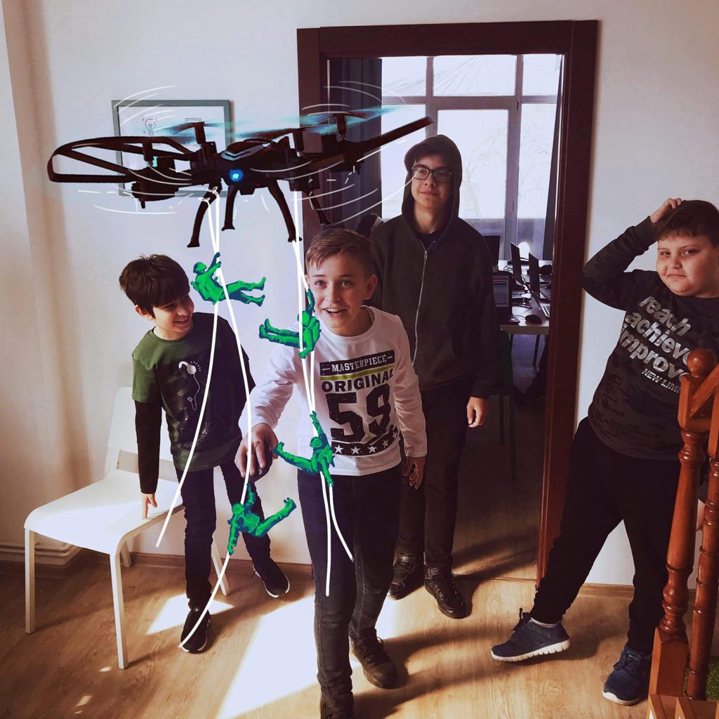 Copii explorând o dronă, cu ilustrații verzi integrate