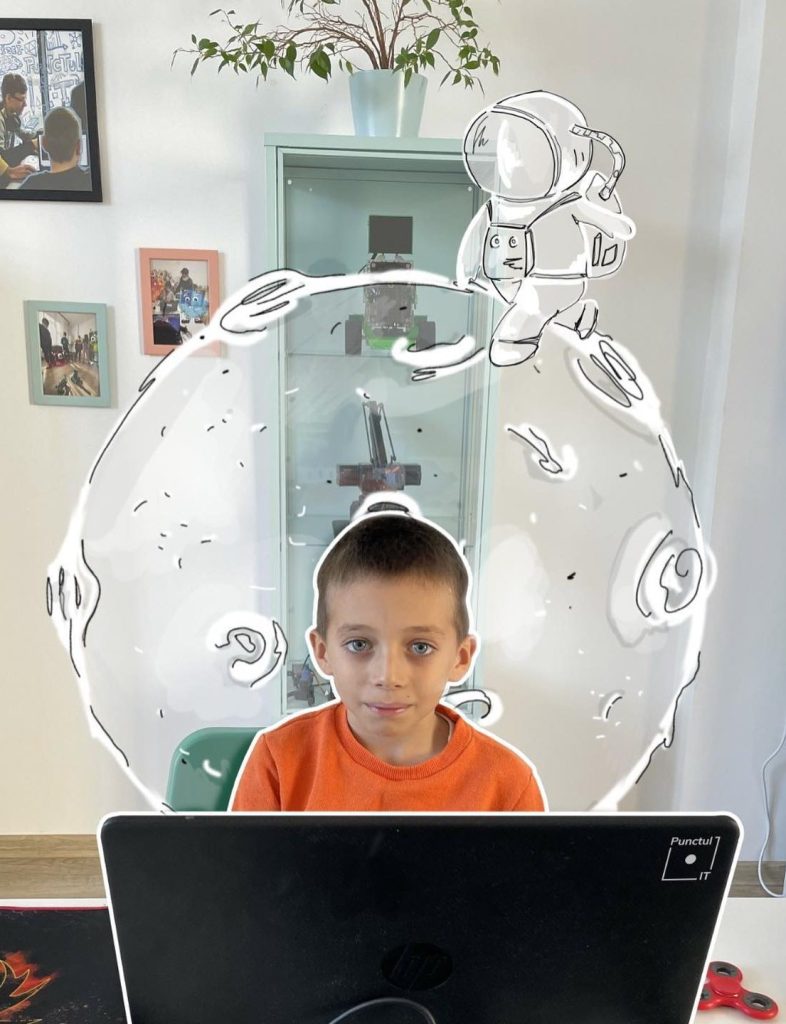 Copil la laptop, cu astronaut și planetă ilustrate
