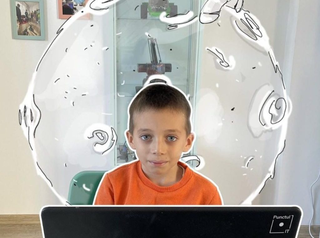 poză cu un copil programând