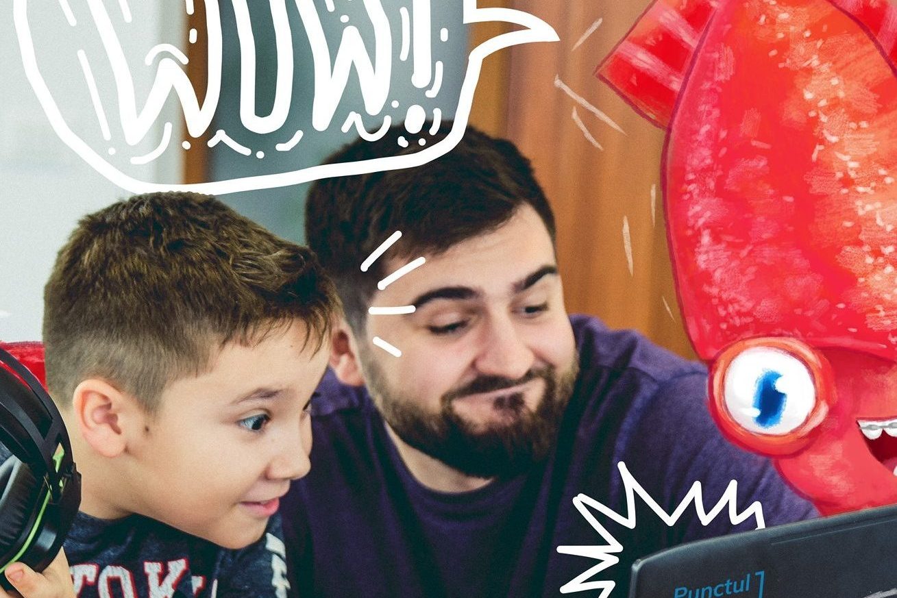 poză cu un copil și profesor programând cu entuziasm