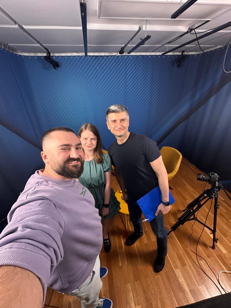 Robert, Crina și gazda emisiunii în studio